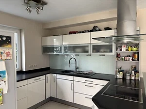 Komplette Einbauküche mit allen Geräten und Arbeitsflächen aus Granit. - Bild 1 von 7