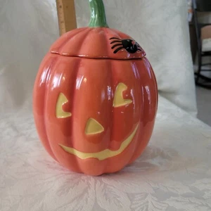 ZUCCA DI HALLOWEEN ALTA 7" CON RAGNO CERAMICA BISCOTTI BARATTOLO CARAMELLE ARANCIONE - Foto 1 di 5