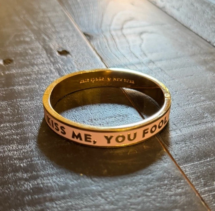Brazalete Brazalete Kate Spade New York Kiss Me You Fool Tono Dorado Foto 1 de 4