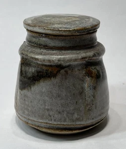 Tarro cubierto de cerámica de estudio de 4" de alto firmado por Patti Warashina y Fred Bauer de la década de 1960 - Imagen 1 de 4