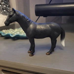 Bruder Toys Pferd, schwarz mit weißem Aufnäher. Modellspielzeug - Bild 1 von 4