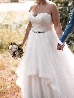 Wunderschönes Brautkleid mit Corsage und Schleppe - Bild 1 von 4