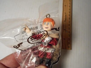 Nuevo adorno Santa Claus is Coming to Town Rankin and Bass Young Kris Kringle - Imagen 1 de 5