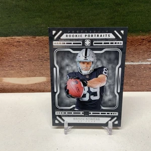 Retratos fotogénicos de novato Panini 2024 Brock Bowers - Color Match RC Raiders - Imagen 1 de 2