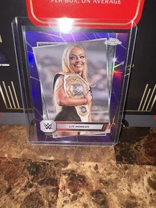 2025 Liv Morgan Topps Chrome WWE Viola Rifrattore Parallelo SP!!! π₯ - Foto 1 di 2