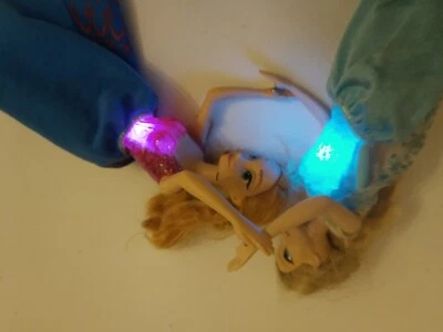 disney frozen Anna und Elsa Puppen Barbie mit Musik und Licht  - Bild 1 von 4