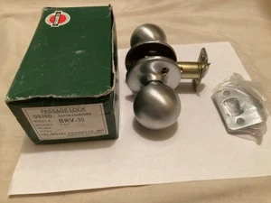 NEW - WHOLESALE LOT OF 100 SPECIAL-SATIN CHROME PASSAGE/CLOSET LOCKS/DOOR KNOBS - Picture 1 of 9