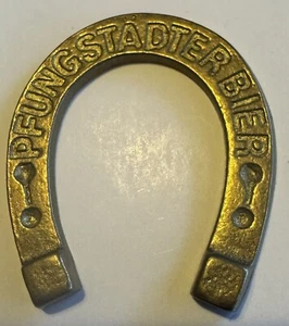 "Cerveza vintage Pfungstadt Alemania Occidental cerveza latón macizo herradura 2"" x 1-3/4""" - Imagen 1 de 2