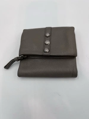 Cartera plegable de cuero Brighton Nolita con tachuelas plateadas Foto 1 de 4