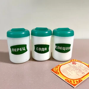 Juego de condimentos de especias de la década de 1980, sal, pimienta, barriles blancos de soda con tapas verdes URSS - Imagen 1 de 8
