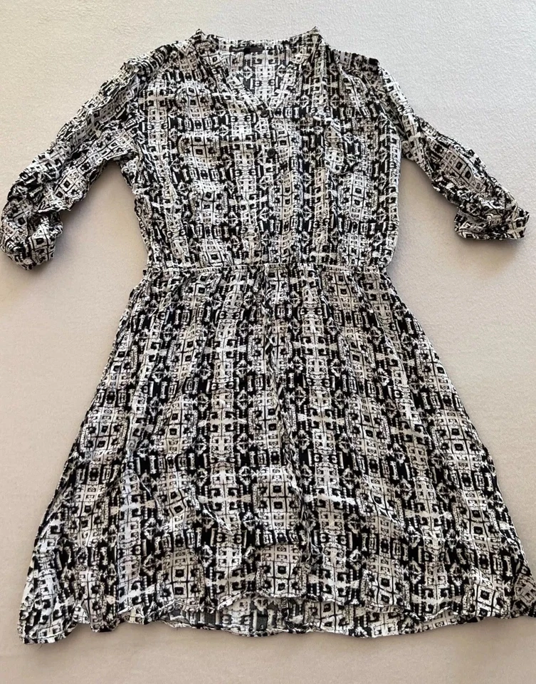 Vestido Love Culture A-Line Feminino Médio Preto Geo Botão Frontal Manga Roll-Tab - Imagem 1 de 4