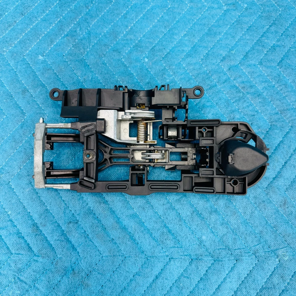 Pestillo de cerradura de puerta delantera derecha BMW 650i 2012-2017 OEM 7187228 Foto 1 de 4