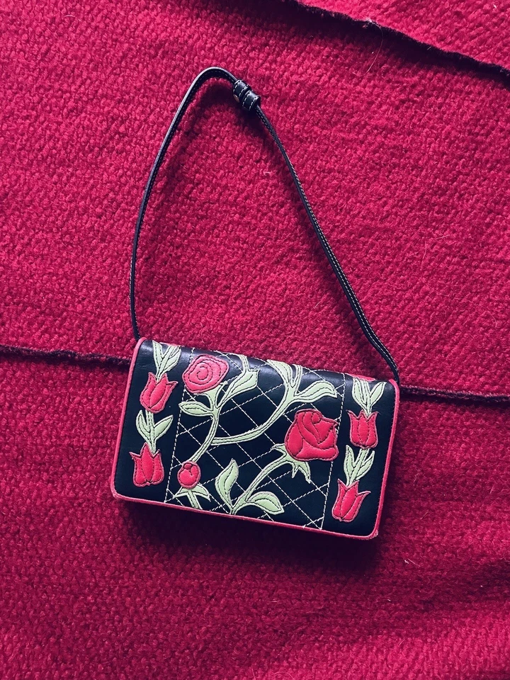 Cartera Isabella Fiore Rosas Flores Negra  Foto 1 de 2