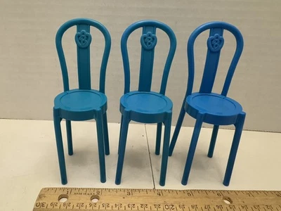 Barbie de colección 3 sillas demasiado para hacer patio de comidas tres sillas azules usadas Foto 1 de 4