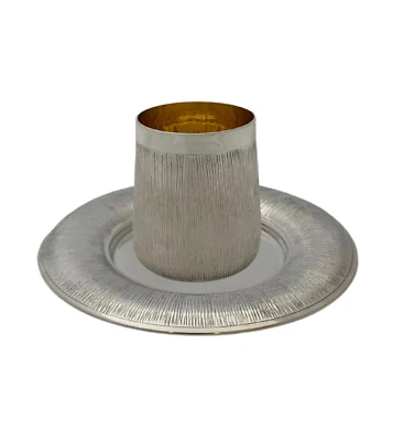 FINA TAZA Y BANDEJA DE PLATA DE LEY 925 HECHA A MANO MODERNA ESTRIADA Y ELEGANTE ACABADO Foto 1 de 4