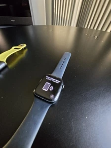 Apple Watch Series 7 45mm GPS + WiFi + Cellular Unlocked Aluminum Case - Good - Zdjęcie 1 z 4