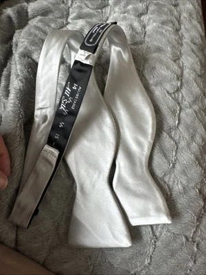 Pajarita Bruno Piattelli Roma plateada 100 % seda  Foto 1 de 4