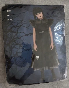 Halloween schwarzes Kleid Mädchen XL Mittwoch Party Kostüm Verkleidung mit Perücke Zöpfe - Bild 1 von 10