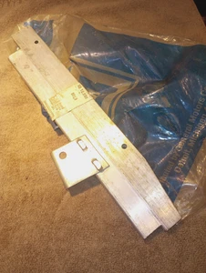 ++ NOS GM 1985 - 1989 Buick Olds Pont Window Channel LH Side 10.675 20736555 - Foto 1 di 2