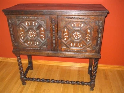 20% de descuento hasta fin de año raro gabinete antiguo de roble inglés sobre soporte.  Foto 1 de 2