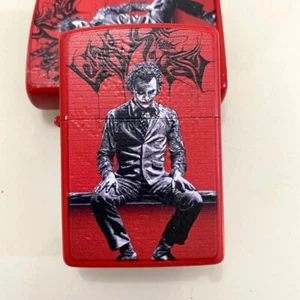 Encendedor Zippo Genuino Batman Joker Rojo Clásico A Prueba de Viento Encendedor Coleccionable NUEVO - Imagen 1 de 5