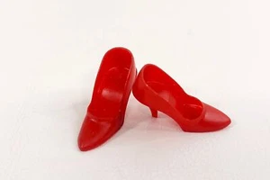 Bombas de tacón cerradas rojas Barbie de colección brillantes muñeca Matinee mágica Mattel - Imagen 1 de 5