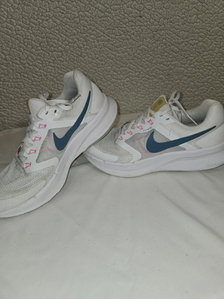 Nike Mujer Run Swift 3 Talla 8.5 DV7889-100 Blanco con Acentos Rosa Foto 1 de 4