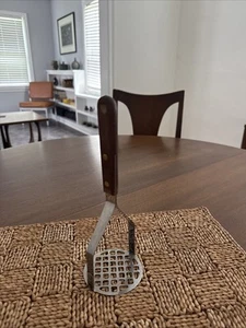 Trituradora de patatas Robinson Knife Co vintage con mango de madera hecha en EE. UU. Excelente - Imagen 1 de 8