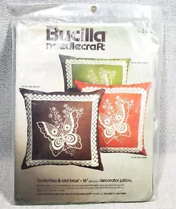 KIT Cuscino Stampato Vintage Bucilla "Farfalle e Vecchio Pizzo" 3352 NUOVO/Pkg Verde - Foto 1 di 3