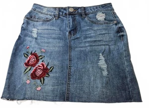 Minifalda vaquera desgastada Refuge para mujer con bordado floral talla pequeña - Imagen 1 de 6