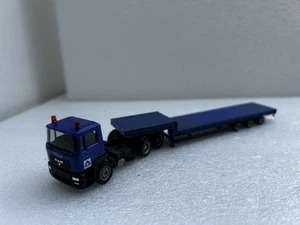 Herpa 148474 MAN F2000 EVO Tieflader Schwertransport Hochtief Bau 1:87 H0 - Bild 1 von 5