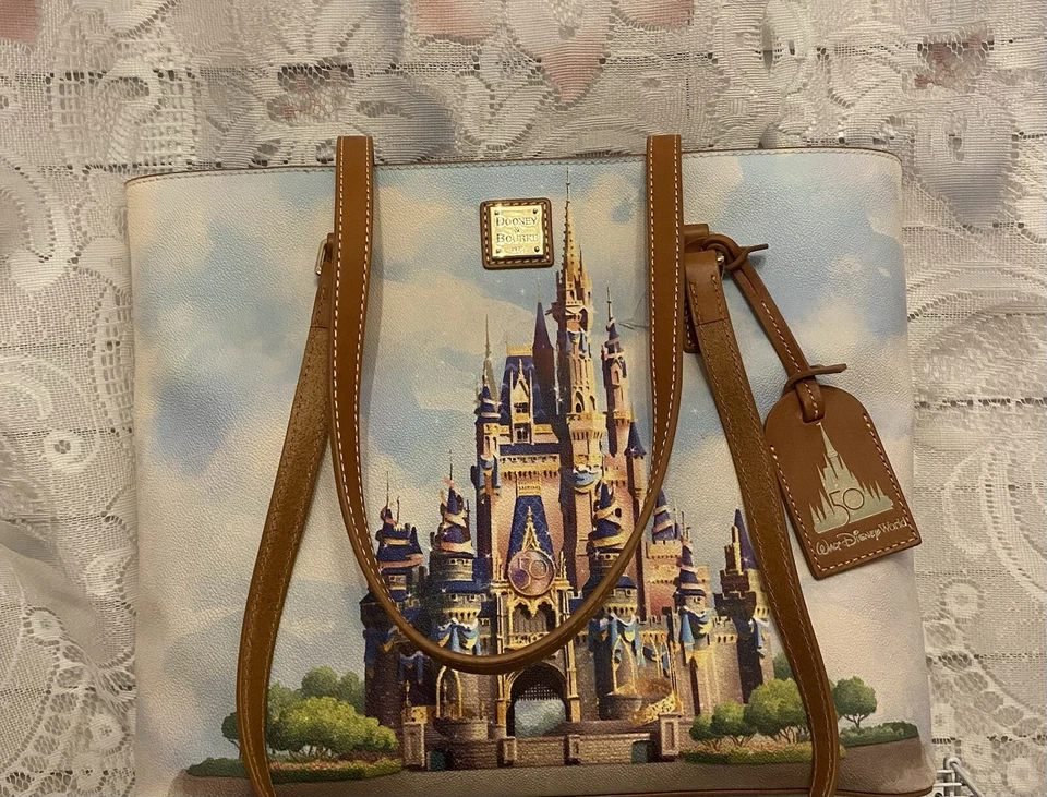 Bolsa Tote Dooney & Bourke Disney 50º Aniversário Castelo da Cinderela 2021 Nova Com Etiqueta - Imagem 1 de 4