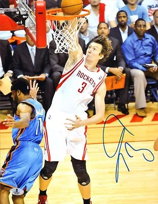 Foto firmada por Omer Asik Rockets baloncesto 11x14 certificado de autenticidad BAS autógrafo de los Pelicans Bulls Foto 1 de 3