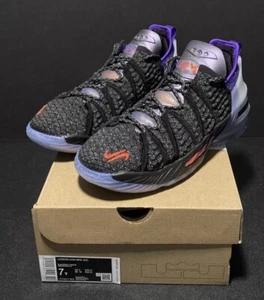 Lebron XVIII "NRG" (GS) bambino taglia 6,5 anni / CT4677 001 - Foto 1 di 1