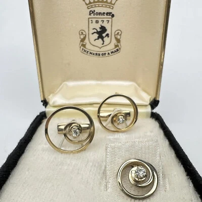 De colección Nuevo PIONEER Tono Dorado Espiral Circonita cúbica Diamante Gemelos y Pin de Corbata CONJUNTO EN CAJA Foto 1 de 4