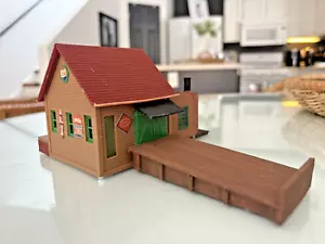 PIKO HO Scale Freight Station - Picture 1 of 6
