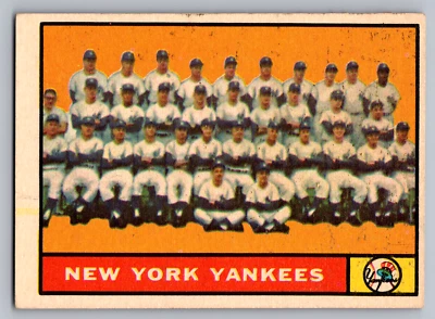 1961 TOPPS #228 NEW YORK YANKEES TEAM CARD W/MANTLE/MARIS/FORD/BERRA - Image 1 of 3