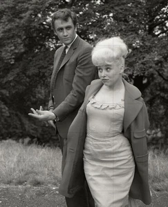 BARBARA WINDSOR - JAMES BOOTH - 10" x 8" b/w Photo SPARROWS CAN'T SING 1963 - Picture 1 of 1