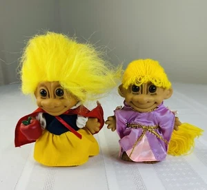 LOTE DE 2 MUÑECAS TROLL RUSS 4" COLECCIÓN LIBRO DE CUENTOS RAPUNZEL Y BLANCANIEVES - Imagen 1 de 5