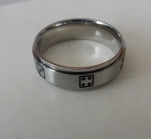 Anillo giratorio de acero inoxidable con diseño de dados negros tamaño 14 1/2 #ST482 - Imagen 1 de 6