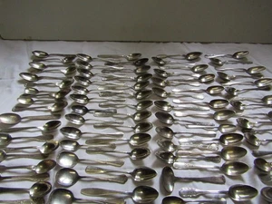 Konvolut 85 kleine Metalllöffel silber - Bild 1 von 12