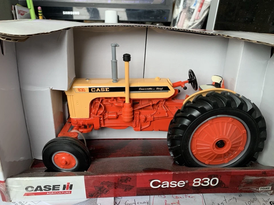 Ertl Case 830 Wide Front Tractor.  1/16 Scale - Image 1 of 4