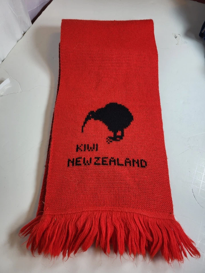 Bufanda roja Kiwi Bird Nueva Zelanda. Extremos de borla estilo tejido rojo  Foto 1 de 4