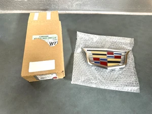GM OEM NOS 84552883 Premium Luxury Crest Emblem 2022-2025 CT5 V Blackwing 6.2L - Foto 1 di 2