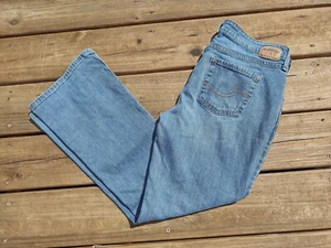 Size 10 S/C Womens Signature Levis Modern Bootcut Zip-Fly Blue Jeans Denim Pants - Picture 1 of 5
