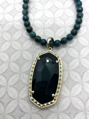 Collar Kendra Scott Marlowe Cuentas Largas Verde Océano Jaspe Tono Dorado Foto 1 de 4