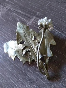  EINE HANDGEFERTIGTE PUSTEBLUME BROSCHE VON MICHAEL MICHAUD IN BRONZE GEGOSSEN MIT SÜSSWASSERPERLEN - Bild 1 von 7