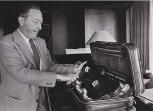 TYPE 1: 1954 Press Photo Violinist Jascha Heifetz Packing His Violin in Suitcase - Picture 1 of 2