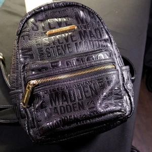 Mochila Steve Madden de imitación de cuero - Negra - Estilo de diseñador - Uso diario - Imagen 1 de 15