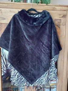 Poncho Pullunder Überwurf Einheitsgröße schwarz Felloptik Kunstfell Plüsch neu - Bild 1 von 2